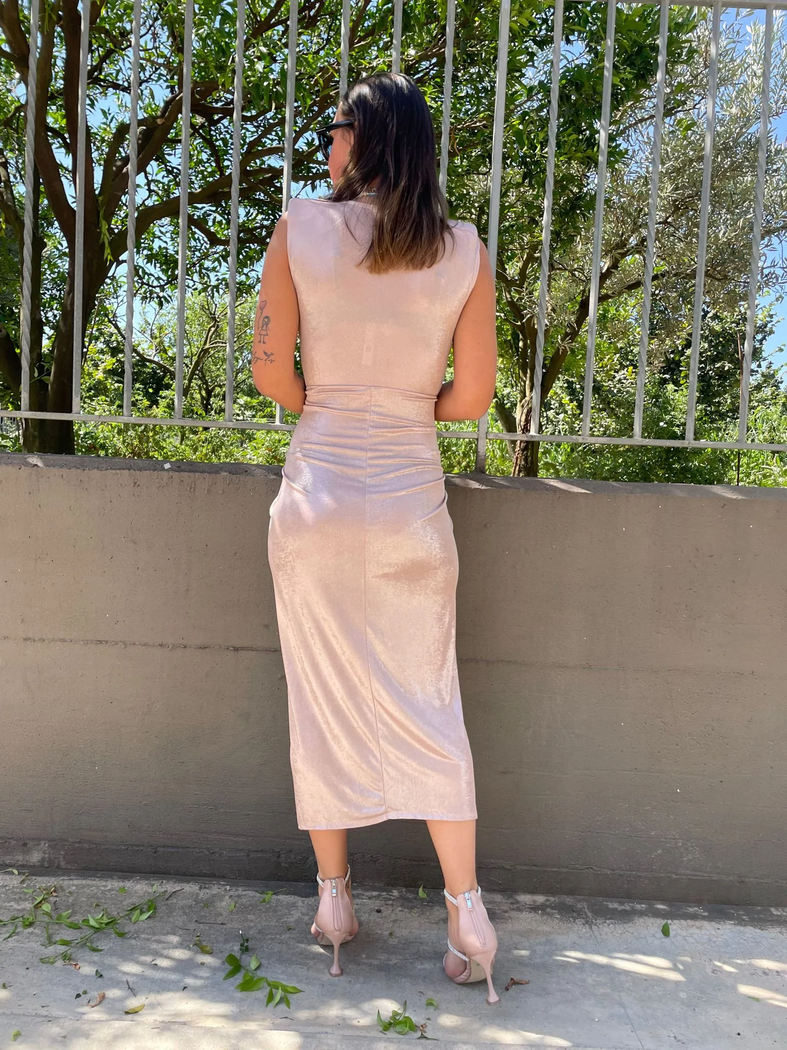 Vestito lurex tinta unita con scollo profondo